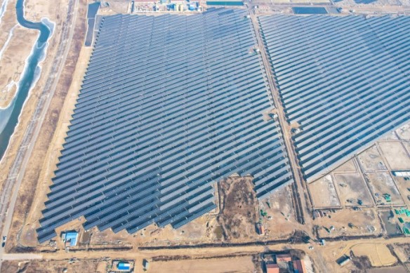 全球足跡 | 鹽堿地上的“經(jīng)濟(jì)秘鑰”！陽(yáng)光能源首個(gè)鹽光互補(bǔ)供貨項(xiàng)目